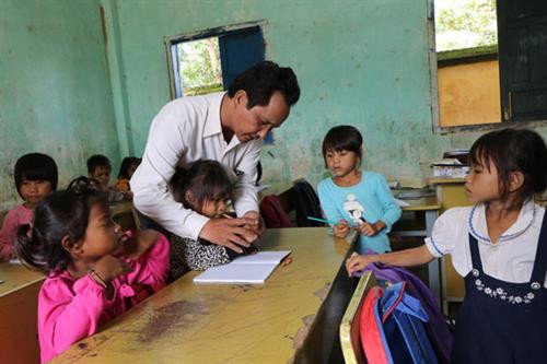 Giáo viên Trường Tiểu học Đinh Núp (xã Ea Yiêng, huyện Krông Pắc) hướng dẫn học sinh viết chữ. Ảnh: baodaklak.vn Giáo viên Trường Tiểu học Đinh Núp (xã Ea Yiêng, huyện Krông Pắc) hướng dẫn học sinh viết chữ. Ảnh: baodaklak.vn