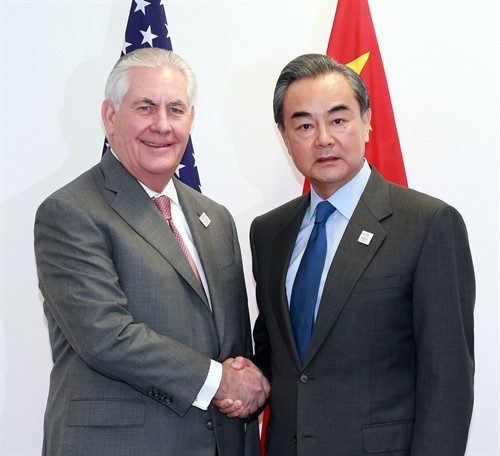 Ngoại trưởng Mỹ Rex Tillerson (trái) và Bộ trưởng Ngoại giao Trung Quốc Vương Nghị (phải) trước cuộc hội đàm tại Bonn ngày 17/2. THX/TTXVN