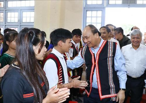 Thủ tướng Nguyễn Xuân Phúc phát biểu. Ảnh: Thống Nhất – TTXVN Thủ tướng Nguyễn Xuân Phúc đánh trống khai giảng năm học mới 2018-2019 tại Trường Phổ thông Dân tộc nội trú huyện Tu Mơ Rông, tỉnh Kon Tum. Ảnh: Thống Nhất – TTXVN Thủ tướng Nguyễn Xuân Phúc với học sinh Trường Dân tộc nội trú huyện Tu Mơ Rông, tỉnh Kon Tum. Ảnh: Thống Nhất – TTXVN Thủ tướng Nguyễn Xuân Phúc phát biểu. Ảnh: Thống Nhất – TTXVN Thủ tướng Nguyễn Xuân Phúc đánh trống khai giảng năm học mới 2018-2019 tại Trường Phổ thông Dân tộc nội trú huyện Tu Mơ Rông, tỉnh Kon Tum. Ảnh: Thống Nhất – TTXVN Thủ tướng Nguyễn Xuân Phúc với học sinh Trường Dân tộc nội trú huyện Tu Mơ Rông, tỉnh Kon Tum. Ảnh: Thống Nhất – TTXVN