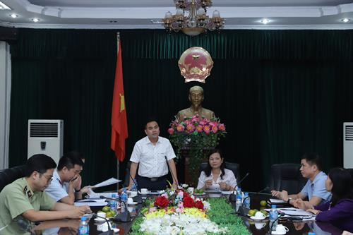 Đoàn liên ngành số 2 kiểm tra công tác đảm bảo an toàn thực phẩm tại các siêu thị trên địa bàn huyện Chương Mỹ. Ông Ngô Đình Loát (áo trắng) - Phó Chi Cục trưởng Chi cục Quản lý chất lượng nông, lâm sản và thủy sản Hà Nội cùng đoàn liên ngành số 2 kiểm tra công tác đảm bảo an toàn thực phẩm tại các siêu thị trên địa bàn huyện Chương Mỹ. Đoàn kiểm tra liên ngành số 2 làm việc với Ủy ban Nhân dân huyện Quốc Oai. Đoàn liên ngành số 2 kiểm tra và tổ chức lấy mẫu thực phẩm tại huyện Quốc Oai để xét nghiệm (ảnh chụp ngày 8/5). Đoàn liên ngành số 2 kiểm tra an toàn thực phẩm tại một cơ sở kinh doanh sữa, bánh ngọt và đồ ăn uống tại huyện Thạch Thất. Đoàn kiểm tra liên ngành số 2 làm việc với Ủy ban Nhân dân huyện Thanh Oai.