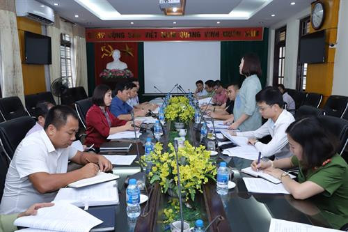 Đoàn liên ngành số 2 kiểm tra công tác đảm bảo an toàn thực phẩm tại các siêu thị trên địa bàn huyện Chương Mỹ. Ông Ngô Đình Loát (áo trắng) - Phó Chi Cục trưởng Chi cục Quản lý chất lượng nông, lâm sản và thủy sản Hà Nội cùng đoàn liên ngành số 2 kiểm tra công tác đảm bảo an toàn thực phẩm tại các siêu thị trên địa bàn huyện Chương Mỹ. Đoàn kiểm tra liên ngành số 2 làm việc với Ủy ban Nhân dân huyện Quốc Oai. Đoàn liên ngành số 2 kiểm tra và tổ chức lấy mẫu thực phẩm tại huyện Quốc Oai để xét nghiệm (ảnh chụp ngày 8/5). Đoàn liên ngành số 2 kiểm tra an toàn thực phẩm tại một cơ sở kinh doanh sữa, bánh ngọt và đồ ăn uống tại huyện Thạch Thất. Đoàn kiểm tra liên ngành số 2 làm việc với Ủy ban Nhân dân huyện Thanh Oai.