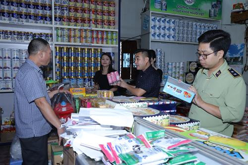 Đoàn liên ngành số 2 kiểm tra công tác đảm bảo an toàn thực phẩm tại các siêu thị trên địa bàn huyện Chương Mỹ. Ông Ngô Đình Loát (áo trắng) - Phó Chi Cục trưởng Chi cục Quản lý chất lượng nông, lâm sản và thủy sản Hà Nội cùng đoàn liên ngành số 2 kiểm tra công tác đảm bảo an toàn thực phẩm tại các siêu thị trên địa bàn huyện Chương Mỹ. Đoàn kiểm tra liên ngành số 2 làm việc với Ủy ban Nhân dân huyện Quốc Oai. Đoàn liên ngành số 2 kiểm tra và tổ chức lấy mẫu thực phẩm tại huyện Quốc Oai để xét nghiệm (ảnh chụp ngày 8/5). Đoàn liên ngành số 2 kiểm tra an toàn thực phẩm tại một cơ sở kinh doanh sữa, bánh ngọt và đồ ăn uống tại huyện Thạch Thất. Đoàn kiểm tra liên ngành số 2 làm việc với Ủy ban Nhân dân huyện Thanh Oai.