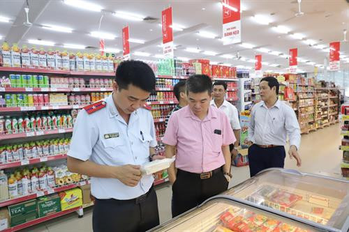 Đoàn liên ngành số 2 kiểm tra công tác đảm bảo an toàn thực phẩm tại các siêu thị trên địa bàn huyện Chương Mỹ. Ông Ngô Đình Loát (áo trắng) - Phó Chi Cục trưởng Chi cục Quản lý chất lượng nông, lâm sản và thủy sản Hà Nội cùng đoàn liên ngành số 2 kiểm tra công tác đảm bảo an toàn thực phẩm tại các siêu thị trên địa bàn huyện Chương Mỹ. Đoàn kiểm tra liên ngành số 2 làm việc với Ủy ban Nhân dân huyện Quốc Oai. Đoàn liên ngành số 2 kiểm tra và tổ chức lấy mẫu thực phẩm tại huyện Quốc Oai để xét nghiệm (ảnh chụp ngày 8/5). Đoàn liên ngành số 2 kiểm tra an toàn thực phẩm tại một cơ sở kinh doanh sữa, bánh ngọt và đồ ăn uống tại huyện Thạch Thất. Đoàn kiểm tra liên ngành số 2 làm việc với Ủy ban Nhân dân huyện Thanh Oai.