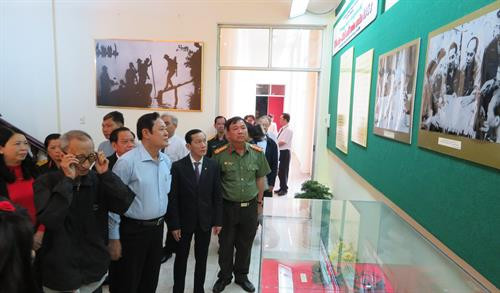 Khách tham quan triển lãm. Ảnh: Ánh Tuyết - TTXVN Khách tham quan triển lãm. Ảnh: Ánh Tuyết - TTXVN