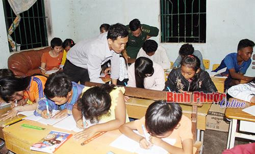 Các thầy nắn nót từng chữ cho học viên. Ảnh:baobinhphuoc.com.vn