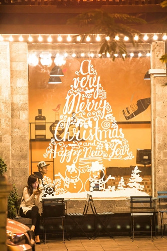 Một quán Cafe trên phố Nhà Chung trang trí cây thông đón Giáng sinh 2016. Một quán Cafe trên phố Nhà Chung trang trí cây thông đón Giáng sinh 2016.