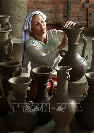 Nằm ven quốc lộ 1A, trên địa phận thị trấn Phước Dân, huyện Ninh Phước, tỉnh Ninh Thuận, làng gốm Bàu Trúc là một trong hai làng gốm cổ xưa nhất Đông Nam Á và còn được coi như bảo tàng mang đặc tính gốm truyền thống của dân tộc Chăm. Ảnh: Nguyễn Thủy – TTXVN Nằm ven quốc lộ 1A, trên địa phận thị trấn Phước Dân, huyện Ninh Phước, tỉnh Ninh Thuận, làng gốm Bàu Trúc là một trong hai làng gốm cổ xưa nhất Đông Nam Á và còn được coi như bảo tàng mang đặc tính gốm truyền thống của dân tộc Chăm. Ảnh: Nguyễn Thủy – TTXVN