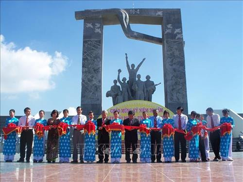 Sản phẩm tỏi Phan Rang của tỉnh Ninh Thuận được Cục Sở hữu trí tuệ (Bộ Khoa học và Công nghệ) cấp văn bằng bảo hộ Nhãn hiệu tập thể. Ảnh: Nguyễn Thành – TTXVN Sản phẩm nho thương hiệu "Nho Ba Mọi" của Doanh nghiệp tư nhân Sản xuất-Thương mại-Dịch vụ Ba Mọi nổi tiếng khắp cả nước. Ảnh: Danh Lam – TTXVN Sản xuất hàng may mặc xuất khẩu tại Công ty TNHH May Tiến Thuận (Ninh Thuận). Ảnh: Danh Lam – TTXVN Nhà máy thuỷ điện Đa Nhim tại tỉnh Ninh Thuận được xây dựng bậc trên cùng của hệ thống sông Đồng Nai và đưa vào vận hành từ năm 1964 - là một trong những nhà máy thuỷ điện đầu tiên được xây dựng ở Việt Nam. Ảnh: Ngọc Hà – TTXVN Nhà máy điện gió Mũi Dinh (Ninh Thuận) đã chính thức hòa lưới điện quốc gia. Ảnh: Công Thử - TTXVN Hòn Đỏ thuộc địa phận xã biển Thanh Hải, huyện Ninh Hải (Ninh Thuận) là một quần thể san hô cổ hóa thạch do sóng biển bào mòn theo thời gian tạo thành. Đến Hòn Đỏ, du khách có dịp hòa mình vào khung cảnh thiên nhiên hoang sơ tuyệt đẹp; tham gia nhiều hoạt động hấp dẫn như chụp ảnh nghệ thuật, tắm biển, lặn ngắm san hô, cắm trại giữa rừng dương tận hưởng gió biển mát rượi, trong lành. Ảnh: Nguyễn Thành – TTXVN Lễ cắt băng khánh thành tượng đài chiến thắng 16/4 tại thành phố Phan Rang - Tháp Chàm, tỉnh Ninh Thuận. Ảnh: Công Thử - TTXVN Cảnh đồng quê thanh bình tại vườn quốc gia Núi Chúa, điểm thu hút khách du lịch, các nhà khoa học tới tham quan, nghiên cứu, đặc biệt là những người yêu thiên nhiên muốn khám phá những bí ẩn của hệ sinh thái khô hạn đặc trưng nhất ở Việt Nam. Ảnh: Nguyễn Thành – TTXVN Tháp Pô klong Girai (thành phố Phan Rang-Tháp Chàm), nơi đồng bào Chăm theo đạo Bàlamôn tỉnh Ninh Thuận thường niên tổ chức lễ hội Katê truyền thống. Ảnh: Công Thử – TTXVN Trình diễn lễ hội văn hoá truyền thống của đồng bào dân tộc Khmer tỉnh Ninh Thuận. Ảnh: Thanh Hà – TTXVN Sản phẩm tỏi Phan Rang của tỉnh Ninh Thuận được Cục Sở hữu trí tuệ (Bộ Khoa học và Công nghệ) cấp văn bằng bảo hộ Nhãn hiệu tập thể. Ảnh: Nguyễn Thành – TTXVN Sản phẩm nho thương hiệu "Nho Ba Mọi" của Doanh nghiệp tư nhân Sản xuất-Thương mại-Dịch vụ Ba Mọi nổi tiếng khắp cả nước. Ảnh: Danh Lam – TTXVN Sản xuất hàng may mặc xuất khẩu tại Công ty TNHH May Tiến Thuận (Ninh Thuận). Ảnh: Danh Lam – TTXVN Nhà máy thuỷ điện Đa Nhim tại tỉnh Ninh Thuận được xây dựng bậc trên cùng của hệ thống sông Đồng Nai và đưa vào vận hành từ năm 1964 - là một trong những nhà máy thuỷ điện đầu tiên được xây dựng ở Việt Nam. Ảnh: Ngọc Hà – TTXVN Nhà máy điện gió Mũi Dinh (Ninh Thuận) đã chính thức hòa lưới điện quốc gia. Ảnh: Công Thử - TTXVN Hòn Đỏ thuộc địa phận xã biển Thanh Hải, huyện Ninh Hải (Ninh Thuận) là một quần thể san hô cổ hóa thạch do sóng biển bào mòn theo thời gian tạo thành. Đến Hòn Đỏ, du khách có dịp hòa mình vào khung cảnh thiên nhiên hoang sơ tuyệt đẹp; tham gia nhiều hoạt động hấp dẫn như chụp ảnh nghệ thuật, tắm biển, lặn ngắm san hô, cắm trại giữa rừng dương tận hưởng gió biển mát rượi, trong lành. Ảnh: Nguyễn Thành – TTXVN Lễ cắt băng khánh thành tượng đài chiến thắng 16/4 tại thành phố Phan Rang - Tháp Chàm, tỉnh Ninh Thuận. Ảnh: Công Thử - TTXVN Cảnh đồng quê thanh bình tại vườn quốc gia Núi Chúa, điểm thu hút khách du lịch, các nhà khoa học tới tham quan, nghiên cứu, đặc biệt là những người yêu thiên nhiên muốn khám phá những bí ẩn của hệ sinh thái khô hạn đặc trưng nhất ở Việt Nam. Ảnh: Nguyễn Thành – TTXVN Tháp Pô klong Girai (thành phố Phan Rang-Tháp Chàm), nơi đồng bào Chăm theo đạo Bàlamôn tỉnh Ninh Thuận thường niên tổ chức lễ hội Katê truyền thống. Ảnh: Công Thử – TTXVN Trình diễn lễ hội văn hoá truyền thống của đồng bào dân tộc Khmer tỉnh Ninh Thuận. Ảnh: Thanh Hà – TTXVN