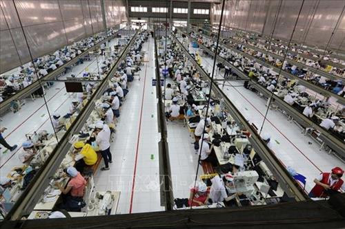 Sản phẩm tỏi Phan Rang của tỉnh Ninh Thuận được Cục Sở hữu trí tuệ (Bộ Khoa học và Công nghệ) cấp văn bằng bảo hộ Nhãn hiệu tập thể. Ảnh: Nguyễn Thành – TTXVN Sản phẩm nho thương hiệu "Nho Ba Mọi" của Doanh nghiệp tư nhân Sản xuất-Thương mại-Dịch vụ Ba Mọi nổi tiếng khắp cả nước. Ảnh: Danh Lam – TTXVN Sản xuất hàng may mặc xuất khẩu tại Công ty TNHH May Tiến Thuận (Ninh Thuận). Ảnh: Danh Lam – TTXVN Nhà máy thuỷ điện Đa Nhim tại tỉnh Ninh Thuận được xây dựng bậc trên cùng của hệ thống sông Đồng Nai và đưa vào vận hành từ năm 1964 - là một trong những nhà máy thuỷ điện đầu tiên được xây dựng ở Việt Nam. Ảnh: Ngọc Hà – TTXVN Nhà máy điện gió Mũi Dinh (Ninh Thuận) đã chính thức hòa lưới điện quốc gia. Ảnh: Công Thử - TTXVN Hòn Đỏ thuộc địa phận xã biển Thanh Hải, huyện Ninh Hải (Ninh Thuận) là một quần thể san hô cổ hóa thạch do sóng biển bào mòn theo thời gian tạo thành. Đến Hòn Đỏ, du khách có dịp hòa mình vào khung cảnh thiên nhiên hoang sơ tuyệt đẹp; tham gia nhiều hoạt động hấp dẫn như chụp ảnh nghệ thuật, tắm biển, lặn ngắm san hô, cắm trại giữa rừng dương tận hưởng gió biển mát rượi, trong lành. Ảnh: Nguyễn Thành – TTXVN Lễ cắt băng khánh thành tượng đài chiến thắng 16/4 tại thành phố Phan Rang - Tháp Chàm, tỉnh Ninh Thuận. Ảnh: Công Thử - TTXVN Cảnh đồng quê thanh bình tại vườn quốc gia Núi Chúa, điểm thu hút khách du lịch, các nhà khoa học tới tham quan, nghiên cứu, đặc biệt là những người yêu thiên nhiên muốn khám phá những bí ẩn của hệ sinh thái khô hạn đặc trưng nhất ở Việt Nam. Ảnh: Nguyễn Thành – TTXVN Tháp Pô klong Girai (thành phố Phan Rang-Tháp Chàm), nơi đồng bào Chăm theo đạo Bàlamôn tỉnh Ninh Thuận thường niên tổ chức lễ hội Katê truyền thống. Ảnh: Công Thử – TTXVN Trình diễn lễ hội văn hoá truyền thống của đồng bào dân tộc Khmer tỉnh Ninh Thuận. Ảnh: Thanh Hà – TTXVN Sản phẩm tỏi Phan Rang của tỉnh Ninh Thuận được Cục Sở hữu trí tuệ (Bộ Khoa học và Công nghệ) cấp văn bằng bảo hộ Nhãn hiệu tập thể. Ảnh: Nguyễn Thành – TTXVN Sản phẩm nho thương hiệu "Nho Ba Mọi" của Doanh nghiệp tư nhân Sản xuất-Thương mại-Dịch vụ Ba Mọi nổi tiếng khắp cả nước. Ảnh: Danh Lam – TTXVN Sản xuất hàng may mặc xuất khẩu tại Công ty TNHH May Tiến Thuận (Ninh Thuận). Ảnh: Danh Lam – TTXVN Nhà máy thuỷ điện Đa Nhim tại tỉnh Ninh Thuận được xây dựng bậc trên cùng của hệ thống sông Đồng Nai và đưa vào vận hành từ năm 1964 - là một trong những nhà máy thuỷ điện đầu tiên được xây dựng ở Việt Nam. Ảnh: Ngọc Hà – TTXVN Nhà máy điện gió Mũi Dinh (Ninh Thuận) đã chính thức hòa lưới điện quốc gia. Ảnh: Công Thử - TTXVN Hòn Đỏ thuộc địa phận xã biển Thanh Hải, huyện Ninh Hải (Ninh Thuận) là một quần thể san hô cổ hóa thạch do sóng biển bào mòn theo thời gian tạo thành. Đến Hòn Đỏ, du khách có dịp hòa mình vào khung cảnh thiên nhiên hoang sơ tuyệt đẹp; tham gia nhiều hoạt động hấp dẫn như chụp ảnh nghệ thuật, tắm biển, lặn ngắm san hô, cắm trại giữa rừng dương tận hưởng gió biển mát rượi, trong lành. Ảnh: Nguyễn Thành – TTXVN Lễ cắt băng khánh thành tượng đài chiến thắng 16/4 tại thành phố Phan Rang - Tháp Chàm, tỉnh Ninh Thuận. Ảnh: Công Thử - TTXVN Cảnh đồng quê thanh bình tại vườn quốc gia Núi Chúa, điểm thu hút khách du lịch, các nhà khoa học tới tham quan, nghiên cứu, đặc biệt là những người yêu thiên nhiên muốn khám phá những bí ẩn của hệ sinh thái khô hạn đặc trưng nhất ở Việt Nam. Ảnh: Nguyễn Thành – TTXVN Tháp Pô klong Girai (thành phố Phan Rang-Tháp Chàm), nơi đồng bào Chăm theo đạo Bàlamôn tỉnh Ninh Thuận thường niên tổ chức lễ hội Katê truyền thống. Ảnh: Công Thử – TTXVN Trình diễn lễ hội văn hoá truyền thống của đồng bào dân tộc Khmer tỉnh Ninh Thuận. Ảnh: Thanh Hà – TTXVN