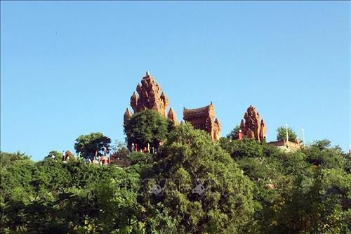 Sản phẩm tỏi Phan Rang của tỉnh Ninh Thuận được Cục Sở hữu trí tuệ (Bộ Khoa học và Công nghệ) cấp văn bằng bảo hộ Nhãn hiệu tập thể. Ảnh: Nguyễn Thành – TTXVN Sản phẩm nho thương hiệu "Nho Ba Mọi" của Doanh nghiệp tư nhân Sản xuất-Thương mại-Dịch vụ Ba Mọi nổi tiếng khắp cả nước. Ảnh: Danh Lam – TTXVN Sản xuất hàng may mặc xuất khẩu tại Công ty TNHH May Tiến Thuận (Ninh Thuận). Ảnh: Danh Lam – TTXVN Nhà máy thuỷ điện Đa Nhim tại tỉnh Ninh Thuận được xây dựng bậc trên cùng của hệ thống sông Đồng Nai và đưa vào vận hành từ năm 1964 - là một trong những nhà máy thuỷ điện đầu tiên được xây dựng ở Việt Nam. Ảnh: Ngọc Hà – TTXVN Nhà máy điện gió Mũi Dinh (Ninh Thuận) đã chính thức hòa lưới điện quốc gia. Ảnh: Công Thử - TTXVN Hòn Đỏ thuộc địa phận xã biển Thanh Hải, huyện Ninh Hải (Ninh Thuận) là một quần thể san hô cổ hóa thạch do sóng biển bào mòn theo thời gian tạo thành. Đến Hòn Đỏ, du khách có dịp hòa mình vào khung cảnh thiên nhiên hoang sơ tuyệt đẹp; tham gia nhiều hoạt động hấp dẫn như chụp ảnh nghệ thuật, tắm biển, lặn ngắm san hô, cắm trại giữa rừng dương tận hưởng gió biển mát rượi, trong lành. Ảnh: Nguyễn Thành – TTXVN Lễ cắt băng khánh thành tượng đài chiến thắng 16/4 tại thành phố Phan Rang - Tháp Chàm, tỉnh Ninh Thuận. Ảnh: Công Thử - TTXVN Cảnh đồng quê thanh bình tại vườn quốc gia Núi Chúa, điểm thu hút khách du lịch, các nhà khoa học tới tham quan, nghiên cứu, đặc biệt là những người yêu thiên nhiên muốn khám phá những bí ẩn của hệ sinh thái khô hạn đặc trưng nhất ở Việt Nam. Ảnh: Nguyễn Thành – TTXVN Tháp Pô klong Girai (thành phố Phan Rang-Tháp Chàm), nơi đồng bào Chăm theo đạo Bàlamôn tỉnh Ninh Thuận thường niên tổ chức lễ hội Katê truyền thống. Ảnh: Công Thử – TTXVN Trình diễn lễ hội văn hoá truyền thống của đồng bào dân tộc Khmer tỉnh Ninh Thuận. Ảnh: Thanh Hà – TTXVN Sản phẩm tỏi Phan Rang của tỉnh Ninh Thuận được Cục Sở hữu trí tuệ (Bộ Khoa học và Công nghệ) cấp văn bằng bảo hộ Nhãn hiệu tập thể. Ảnh: Nguyễn Thành – TTXVN Sản phẩm nho thương hiệu "Nho Ba Mọi" của Doanh nghiệp tư nhân Sản xuất-Thương mại-Dịch vụ Ba Mọi nổi tiếng khắp cả nước. Ảnh: Danh Lam – TTXVN Sản xuất hàng may mặc xuất khẩu tại Công ty TNHH May Tiến Thuận (Ninh Thuận). Ảnh: Danh Lam – TTXVN Nhà máy thuỷ điện Đa Nhim tại tỉnh Ninh Thuận được xây dựng bậc trên cùng của hệ thống sông Đồng Nai và đưa vào vận hành từ năm 1964 - là một trong những nhà máy thuỷ điện đầu tiên được xây dựng ở Việt Nam. Ảnh: Ngọc Hà – TTXVN Nhà máy điện gió Mũi Dinh (Ninh Thuận) đã chính thức hòa lưới điện quốc gia. Ảnh: Công Thử - TTXVN Hòn Đỏ thuộc địa phận xã biển Thanh Hải, huyện Ninh Hải (Ninh Thuận) là một quần thể san hô cổ hóa thạch do sóng biển bào mòn theo thời gian tạo thành. Đến Hòn Đỏ, du khách có dịp hòa mình vào khung cảnh thiên nhiên hoang sơ tuyệt đẹp; tham gia nhiều hoạt động hấp dẫn như chụp ảnh nghệ thuật, tắm biển, lặn ngắm san hô, cắm trại giữa rừng dương tận hưởng gió biển mát rượi, trong lành. Ảnh: Nguyễn Thành – TTXVN Lễ cắt băng khánh thành tượng đài chiến thắng 16/4 tại thành phố Phan Rang - Tháp Chàm, tỉnh Ninh Thuận. Ảnh: Công Thử - TTXVN Cảnh đồng quê thanh bình tại vườn quốc gia Núi Chúa, điểm thu hút khách du lịch, các nhà khoa học tới tham quan, nghiên cứu, đặc biệt là những người yêu thiên nhiên muốn khám phá những bí ẩn của hệ sinh thái khô hạn đặc trưng nhất ở Việt Nam. Ảnh: Nguyễn Thành – TTXVN Tháp Pô klong Girai (thành phố Phan Rang-Tháp Chàm), nơi đồng bào Chăm theo đạo Bàlamôn tỉnh Ninh Thuận thường niên tổ chức lễ hội Katê truyền thống. Ảnh: Công Thử – TTXVN Trình diễn lễ hội văn hoá truyền thống của đồng bào dân tộc Khmer tỉnh Ninh Thuận. Ảnh: Thanh Hà – TTXVN