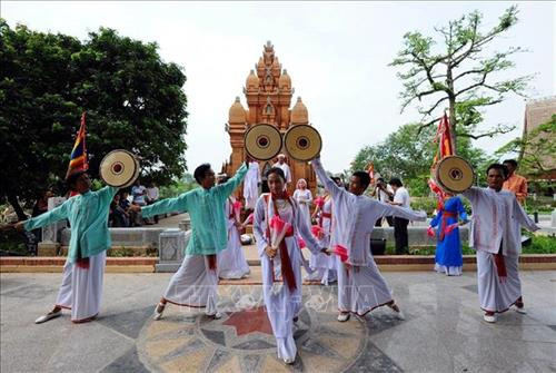 Sản phẩm tỏi Phan Rang của tỉnh Ninh Thuận được Cục Sở hữu trí tuệ (Bộ Khoa học và Công nghệ) cấp văn bằng bảo hộ Nhãn hiệu tập thể. Ảnh: Nguyễn Thành – TTXVN Sản phẩm nho thương hiệu "Nho Ba Mọi" của Doanh nghiệp tư nhân Sản xuất-Thương mại-Dịch vụ Ba Mọi nổi tiếng khắp cả nước. Ảnh: Danh Lam – TTXVN Sản xuất hàng may mặc xuất khẩu tại Công ty TNHH May Tiến Thuận (Ninh Thuận). Ảnh: Danh Lam – TTXVN Nhà máy thuỷ điện Đa Nhim tại tỉnh Ninh Thuận được xây dựng bậc trên cùng của hệ thống sông Đồng Nai và đưa vào vận hành từ năm 1964 - là một trong những nhà máy thuỷ điện đầu tiên được xây dựng ở Việt Nam. Ảnh: Ngọc Hà – TTXVN Nhà máy điện gió Mũi Dinh (Ninh Thuận) đã chính thức hòa lưới điện quốc gia. Ảnh: Công Thử - TTXVN Hòn Đỏ thuộc địa phận xã biển Thanh Hải, huyện Ninh Hải (Ninh Thuận) là một quần thể san hô cổ hóa thạch do sóng biển bào mòn theo thời gian tạo thành. Đến Hòn Đỏ, du khách có dịp hòa mình vào khung cảnh thiên nhiên hoang sơ tuyệt đẹp; tham gia nhiều hoạt động hấp dẫn như chụp ảnh nghệ thuật, tắm biển, lặn ngắm san hô, cắm trại giữa rừng dương tận hưởng gió biển mát rượi, trong lành. Ảnh: Nguyễn Thành – TTXVN Lễ cắt băng khánh thành tượng đài chiến thắng 16/4 tại thành phố Phan Rang - Tháp Chàm, tỉnh Ninh Thuận. Ảnh: Công Thử - TTXVN Cảnh đồng quê thanh bình tại vườn quốc gia Núi Chúa, điểm thu hút khách du lịch, các nhà khoa học tới tham quan, nghiên cứu, đặc biệt là những người yêu thiên nhiên muốn khám phá những bí ẩn của hệ sinh thái khô hạn đặc trưng nhất ở Việt Nam. Ảnh: Nguyễn Thành – TTXVN Tháp Pô klong Girai (thành phố Phan Rang-Tháp Chàm), nơi đồng bào Chăm theo đạo Bàlamôn tỉnh Ninh Thuận thường niên tổ chức lễ hội Katê truyền thống. Ảnh: Công Thử – TTXVN Trình diễn lễ hội văn hoá truyền thống của đồng bào dân tộc Khmer tỉnh Ninh Thuận. Ảnh: Thanh Hà – TTXVN Sản phẩm tỏi Phan Rang của tỉnh Ninh Thuận được Cục Sở hữu trí tuệ (Bộ Khoa học và Công nghệ) cấp văn bằng bảo hộ Nhãn hiệu tập thể. Ảnh: Nguyễn Thành – TTXVN Sản phẩm nho thương hiệu "Nho Ba Mọi" của Doanh nghiệp tư nhân Sản xuất-Thương mại-Dịch vụ Ba Mọi nổi tiếng khắp cả nước. Ảnh: Danh Lam – TTXVN Sản xuất hàng may mặc xuất khẩu tại Công ty TNHH May Tiến Thuận (Ninh Thuận). Ảnh: Danh Lam – TTXVN Nhà máy thuỷ điện Đa Nhim tại tỉnh Ninh Thuận được xây dựng bậc trên cùng của hệ thống sông Đồng Nai và đưa vào vận hành từ năm 1964 - là một trong những nhà máy thuỷ điện đầu tiên được xây dựng ở Việt Nam. Ảnh: Ngọc Hà – TTXVN Nhà máy điện gió Mũi Dinh (Ninh Thuận) đã chính thức hòa lưới điện quốc gia. Ảnh: Công Thử - TTXVN Hòn Đỏ thuộc địa phận xã biển Thanh Hải, huyện Ninh Hải (Ninh Thuận) là một quần thể san hô cổ hóa thạch do sóng biển bào mòn theo thời gian tạo thành. Đến Hòn Đỏ, du khách có dịp hòa mình vào khung cảnh thiên nhiên hoang sơ tuyệt đẹp; tham gia nhiều hoạt động hấp dẫn như chụp ảnh nghệ thuật, tắm biển, lặn ngắm san hô, cắm trại giữa rừng dương tận hưởng gió biển mát rượi, trong lành. Ảnh: Nguyễn Thành – TTXVN Lễ cắt băng khánh thành tượng đài chiến thắng 16/4 tại thành phố Phan Rang - Tháp Chàm, tỉnh Ninh Thuận. Ảnh: Công Thử - TTXVN Cảnh đồng quê thanh bình tại vườn quốc gia Núi Chúa, điểm thu hút khách du lịch, các nhà khoa học tới tham quan, nghiên cứu, đặc biệt là những người yêu thiên nhiên muốn khám phá những bí ẩn của hệ sinh thái khô hạn đặc trưng nhất ở Việt Nam. Ảnh: Nguyễn Thành – TTXVN Tháp Pô klong Girai (thành phố Phan Rang-Tháp Chàm), nơi đồng bào Chăm theo đạo Bàlamôn tỉnh Ninh Thuận thường niên tổ chức lễ hội Katê truyền thống. Ảnh: Công Thử – TTXVN Trình diễn lễ hội văn hoá truyền thống của đồng bào dân tộc Khmer tỉnh Ninh Thuận. Ảnh: Thanh Hà – TTXVN