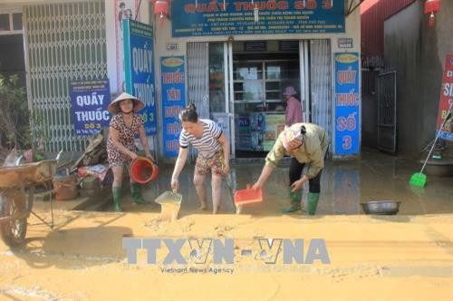 Người dân nỗ lực khắc phục hậu quả do mưa lũ. Ảnh: Tạ Toàn - TTXVN Người dân nỗ lực khắc phục hậu quả do mưa lũ. Ảnh: Tạ Toàn - TTXVN
