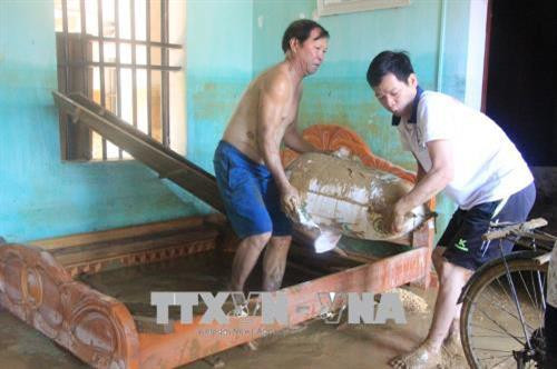 Người dân nỗ lực khắc phục hậu quả do mưa lũ. Ảnh: Tạ Toàn - TTXVN Người dân nỗ lực khắc phục hậu quả do mưa lũ. Ảnh: Tạ Toàn - TTXVN