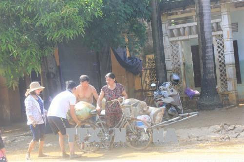 Người dân nỗ lực khắc phục hậu quả do mưa lũ. Ảnh: Tạ Toàn - TTXVN Người dân nỗ lực khắc phục hậu quả do mưa lũ. Ảnh: Tạ Toàn - TTXVN