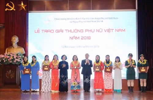 Đồng chí Trần Quốc Vượng, Ủy viên Bộ Chính trị, Thường trực Ban Bí thư và đồng chí Trương Thị Mai, Ủy viên Bộ Chính trị, Bí thư Trung ương Đảng, Trưởng Ban Dân vận Trung ương trao Giải thưởng Phụ nữ Việt Nam năm 2018 cho các tập thể. Ảnh: Phương Hoa – TTXVN