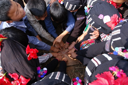 Trẻ em dân tộc Lự chơi trò chi chi chành chành