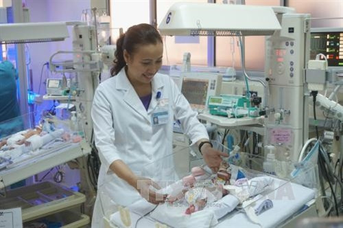 Bác sĩ Phạm Thị Thanh Tâm, Trưởng khoa Hồi sức Sơ sinh Bệnh viện Nhi đồng 1, Thành phố Hồ Chí Minh thăm khám bệnh nhi sau phẫu thuật. Ảnh: Phương Vy-TTXVN. Bác sĩ Phạm Thị Thanh Tâm, Trưởng khoa Hồi sức Sơ sinh Bệnh viện Nhi đồng 1, Thành phố Hồ Chí Minh thăm khám bệnh nhi sau phẫu thuật. Ảnh: Phương Vy-TTXVN.