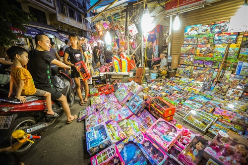 Rất nhiều mặt hàng đồ chơi có nguồn gốc từ Trung Quốc được bày bán