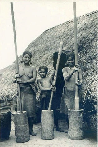 Cảnh sinh hoạt thường ngày của người K’ho xưa. Ảnh: Tư liệu Cảnh sinh hoạt thường ngày của người K’ho xưa. Ảnh: Tư liệu