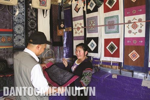 Chị Thao Thị Sung giới thiệu sản phẩm thổ cẩm của Câu lạc bộ thổ cẩm số 1, thôn Cang Ngài, xã Tả Phìn cho người nước ngoài.