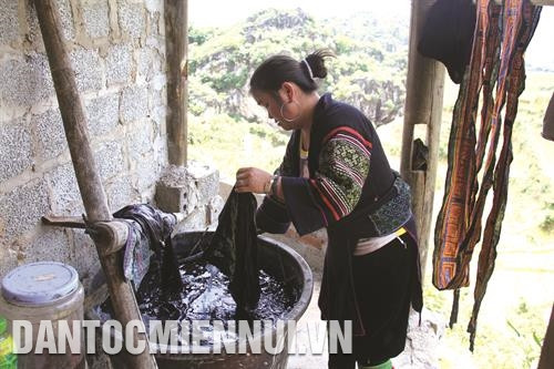Để có những sản phẩm thổ cẩm ưng ý, chị Thao Thị Sung thường trực tiếp làm công đoạn nhuộm.