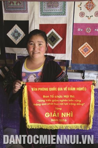 Chị Thao Thị Sung với giải Nhì cuộc thi “Sáng kiến giảm nghèo bền vững thông qua phát huy nội lực cộng đồng năm 2016”.