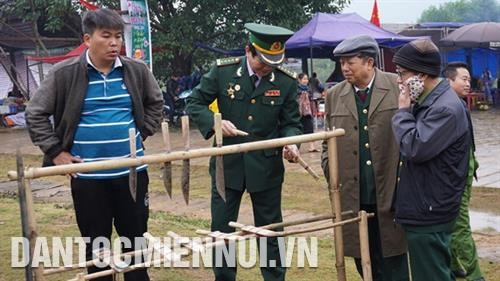 Du khách thích thú được tận tay xem sản phẩm vừa được hoàn thiện của đồng bào Mông. Ảnh: Hoàng Tâm