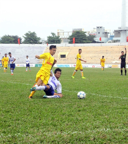 Pha tranh cướp bóng quyết liệt giữa hai đội. Ảnh: Nguyên Linh - TTXVN Pha tranh cướp bóng quyết liệt giữa hai đội. Ảnh: Nguyên Linh - TTXVN