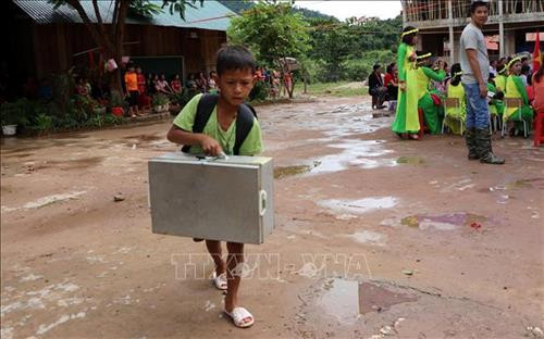 Do trời mưa, đường trơn trượt, suối chảy siết một học sinh đã không kịp dự Lễ khai giảng năm học mới. Ảnh: Việt Hoàng – TTXVN Do trời mưa, đường trơn trượt, suối chảy siết một học sinh đã không kịp dự Lễ khai giảng năm học mới. Ảnh: Việt Hoàng – TTXVN