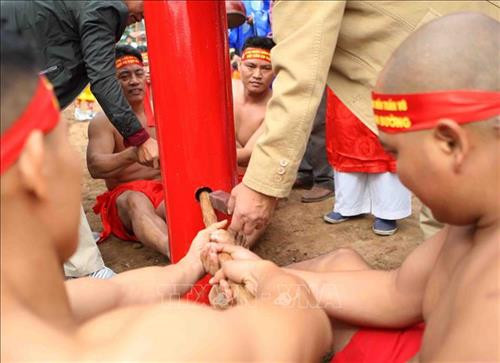 Cuộn dây kéo được các đội trưởng nâng lên 3 lần khi hành lễ. Ảnh: Thanh Tùng-TTXVN Cuộn dây kéo được các đội trưởng nâng lên 3 lần khi hành lễ. Ảnh: Thanh Tùng-TTXVN Dây kéo co có chiều dài hàng chục mét. Ảnh: Thanh Tùng-TTXVN Các đội tham gia kéo co hành lễ trong đền. Ảnh: Thanh Tùng-TTXVN Mỗi hiệp đấu kết thúc, phần thắng thuộc về bên nào không quan trọng, quan trọng là chúng ta đã góp phần bảo tồn và phát huy một di sản văn hóa phi vật thể đại diện nhân loại. Ảnh: Thanh Tùng-TTXVN Sự cố gắng, quyết liệt mỗi hiệp kéo biểu cảm rõ nét trên từng người tham gia kéo. Ảnh: Thanh Tùng-TTXVN Khi có hiệu lệnh “bắt đầu” các trai kéo dồn hết sức lực để kéo. Ảnh: Thanh Tùng-TTXVN Một “trai kéo” tới từ Hàn Quốc (người đeo kính) cùng tham gia kéo. Ảnh: Thanh Tùng-TTXVN Sự cố gắng, quyết liệt mỗi hiệp kéo biểu cảm rõ nét trên từng người tham gia kéo. Ảnh: Thanh Tùng-TTXVN Thanh gỗ nhỏ được trọng tài dùng để chêm vào lỗ giúp cho dây kéo ko xê dịch trước khi phát lệnh kéo. Ảnh: Thanh Tùng-TTXVN Dây kéo được luồn qua một cột gỗ chôn chặt dưới đất. Ảnh: Thanh Tùng-TTXVN Cuộn dây kéo được các đội trưởng nâng lên 3 lần khi hành lễ. Ảnh: Thanh Tùng-TTXVN Cuộn dây kéo được các đội trưởng nâng lên 3 lần khi hành lễ. Ảnh: Thanh Tùng-TTXVN Dây kéo co có chiều dài hàng chục mét. Ảnh: Thanh Tùng-TTXVN Các đội tham gia kéo co hành lễ trong đền. Ảnh: Thanh Tùng-TTXVN Mỗi hiệp đấu kết thúc, phần thắng thuộc về bên nào không quan trọng, quan trọng là chúng ta đã góp phần bảo tồn và phát huy một di sản văn hóa phi vật thể đại diện nhân loại. Ảnh: Thanh Tùng-TTXVN Sự cố gắng, quyết liệt mỗi hiệp kéo biểu cảm rõ nét trên từng người tham gia kéo. Ảnh: Thanh Tùng-TTXVN Khi có hiệu lệnh “bắt đầu” các trai kéo dồn hết sức lực để kéo. Ảnh: Thanh Tùng-TTXVN Một “trai kéo” tới từ Hàn Quốc (người đeo kính) cùng tham gia kéo. Ảnh: Thanh Tùng-TTXVN Sự cố gắng, quyết liệt mỗi hiệp kéo biểu cảm rõ nét trên từng người tham gia kéo. Ảnh: Thanh Tùng-TTXVN Thanh gỗ nhỏ được trọng tài dùng để chêm vào lỗ giúp cho dây kéo ko xê dịch trước khi phát lệnh kéo. Ảnh: Thanh Tùng-TTXVN Dây kéo được luồn qua một cột gỗ chôn chặt dưới đất. Ảnh: Thanh Tùng-TTXVN