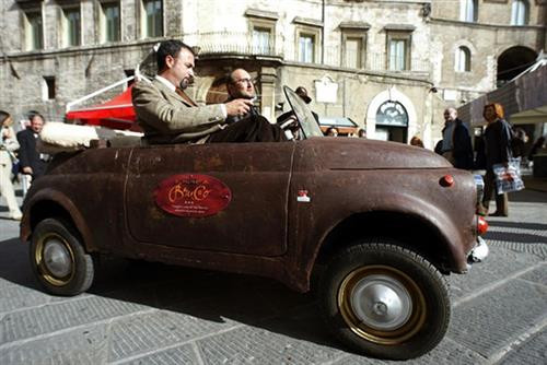 Du khách có thể lái thử trên chiếc xe ô tô được phủ socola Du khách có thể lái thử trên chiếc xe ô tô được phủ socola