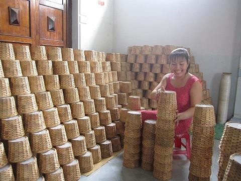 Hoạt động chính của làng nghề là dệt thảm, dệt chiếu, đan giỏ đã góp phần giải quyết việc làm, nâng mức thu nhập cho nông dân. Ảnh: travinh.gov.vn Hoạt động chính của làng nghề là dệt thảm, dệt chiếu, đan giỏ đã góp phần giải quyết việc làm, nâng mức thu nhập cho nông dân. Ảnh: travinh.gov.vn