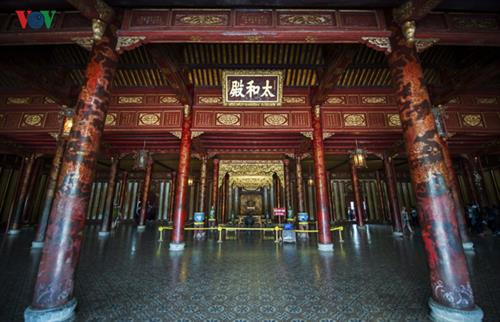 Năm 2016, “Thơ văn trên Kiến trúc cung đình Huế” được ghi danh Di sản Tư liệu Thế giới Khu vực châu Á- Thái Bình Dương. Đây là những di sản tư liệu độc đáo, là những bản gốc, duy nhất hiện chỉ còn ở Việt Nam và có giá trị nổi bật toàn cầu. Hệ thống di sản thơ văn này thật sự là một bảo tàng sống động, độc đáo, riêng có về văn chương thời Nguyễn. Thơ tráng men pháp lam trên ngoại thất điện Thái Hòa. Đây thực sự là một kho tàng văn hóa vô giá của xứ Huế, của Việt Nam mà cho đến nay chưa phải ai cũng biết đến dù chúng có hàng ngàn đơn vị, hiển hiện khắp nơi trên nhiều, rất nhiều công trình kiến trúc cung đình triều Nguyễn tại cố đô Huế. Thơ văn trên kiến trúc cung đình thường được trang trí theo lối “nhất thi nhất họa” hoặc “nhất tự nhất họa”, mỗi bài thơ hay mỗi đại tự được trang trí kèm một bức tranh. Vị trí thể hiện chủ yếu là trên các liên ba, đố bản hay cổ diềm các công trình, cả trong nội thất và ngoại thất, để ở vị trí nào người ta cũng có thể chiêm ngưỡng, thưởng thức được Thơ thì phổ biến là thể ngũ ngôn, thất ngôn; câu đối thì khá đa dạng, không cố định số chữ; đại tự thì chủ yếu là các mỹ tự với ý nghĩa tốt đẹp Thơ trên di tích lăng Thiệu Trị. Cho đến nay, hệ thống thơ văn chữ Hán trên kiến trúc cung đình Huế vẫn được bảo tồn rất tốt, trừ các tác phẩm đã bị mất mát do công trình bị tiêu hủy, số còn lại được giữ gìn hầu như nguyên vẹn. Cổ diềm trang trí men pháp lam ở Lăng Thiệu trị Đánh giá về kho tàng thơ văn này, nhiều nhà nghiên cứu cho rằng, đây là một di sản vô cùng đặc biệt, nó không chỉ phản ánh trí tuệ, tài năng của các vị hoàng đế triều Nguyễn, mà còn phản ánh truyền thống văn hóa và đặc trưng của xứ Huế, vùng đất của thi ca và các thi nhân nổi tiếng. Thơ trên di tích lăng Thiệu Trị.