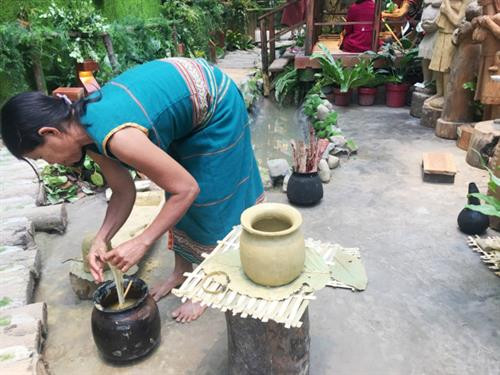 Người Bana (nhánh Jơlâng) chỉ dùng một thân gỗ hay cối đá lật úp và đi xoay theo khối kê cố định đó. Ảnh Hà Linh