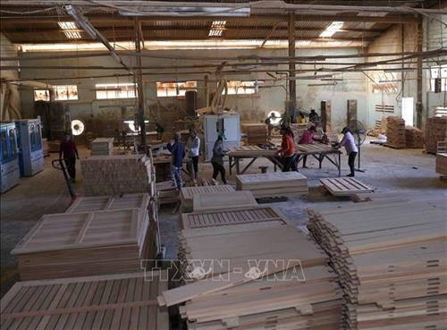 Công ty TNHH Tài Phước (Bình Định) mỗi năm sản xuất và xuất khẩu sang thị trường châu Âu, Trung Quốc hơn 3.000m3 gỗ và các sản phẩm bàn ghế từ gỗ, đạt doanh thu hơn 5 triệu USD. Ảnh: Vũ Sinh - TTXVN Công ty TNHH Tài Phước (Bình Định) mỗi năm sản xuất và xuất khẩu sang thị trường châu Âu, Trung Quốc hơn 3.000m3 gỗ và các sản phẩm bàn ghế từ gỗ, đạt doanh thu hơn 5 triệu USD. Ảnh: Vũ Sinh - TTXVN