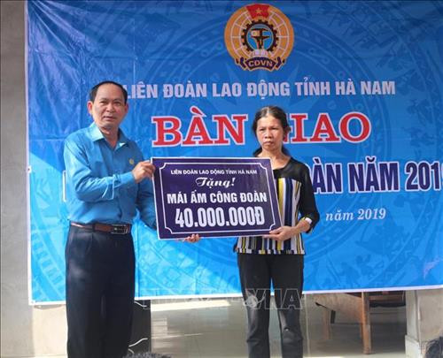 Đại diện Liên đoàn Lao động tỉnh Hà Nam trao tiền hỗ trợ "Nhà mái ấm Công đoàn" cho đoàn viên Nguyễn Thị Đông. Ảnh: Nguyễn Chinh - TTXVN Đại diện Liên đoàn Lao động tỉnh Hà Nam trao tiền hỗ trợ "Nhà mái ấm Công đoàn" cho đoàn viên Nguyễn Thị Đông. Ảnh: Nguyễn Chinh - TTXVN