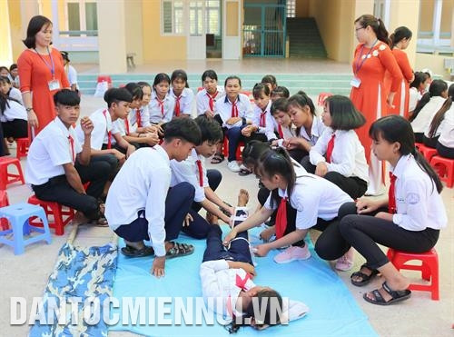 Học sinh Trường trung học cơ sở Hà Huy Tập diễn tập sơ, cấp cứu khi xảy ra tai nạn thương tích. Ảnh: Nguyễn Thành Cô và trò Trường trung học cơ sở Hà Huy Tập được rèn luyện thêm các kỹ năng chủ động ứng phó với tình huống thiên tai khẩn cấp. Ảnh: Nguyễn Thành