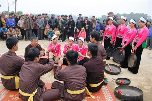 Người Mường thường sử dụng Mo để thực hành nghi lễ. Người Mường thường sử dụng Mo để thực hành nghi lễ.