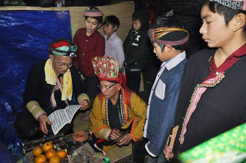 Chỉ các học trò nam giới mới được tham gia phần nghi lễ cúng trong lễ cấp sắc 12 đèn. Khi tham gia nghi lễ, các học trò phải mặc trang phục truyền thống theo đúng quy định. Nghi lễ cấp sắc 12 đèn gồm nhiều lễ cúng quan trọng, diễn ra trong không gian văn hóa mang đậm bản sắc dân tộc Dao, được trang trí công phu. Cùng thực hiện một nghi lễ trước bàn thờ trung tâm. Thực hiện nghi lễ dâng hương với những điệu nhảy trong tiếng kèn, trống rộn ràng. Phụ nữ trong trang phục cô dâu theo chồng đi làm lễ. Trong 4 ngày tất cả chỉ ăn cơm chay, bữa cuối cùng mới được ăn cơm có thịt. Những em nhỏ tham gia một nghi lễ cúng sao mặt trời. Một nghi lễ cúng ngoài trời ban đêm. Chuẩn bị sẵn sàng chiếc ghế để ngồi trước nghi lễ thắp đèn. Thầy cúng truyền 1 mâm 7 đèn và 1 mâm 12 đèn qua đầu các học trò. Các học trò được sư phụ dùng 2 chiếc gậy làm phép đỡ dậy khỏi ghế. Nghi lễ cấp sắc 12 đèn có ý nghĩa quan trọng với đồng bào Dao đỏ, vừa khẳng định sự trưởng thành và vị thế của người đàn ông, vừa cấp sắc cho cả những người đã qua đời, đồng thời chứng nhận cho các cặp vợ chồng mãi bên nhau khi sang thế giới bên kia.