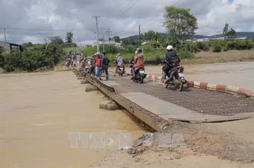 Cầu Ông Thiều bắc qua sông Đa Nhim, chiếc cầu này đã xuống cấp, không có lan can, rào chắn. Ảnh: Đặng Tuấn - TTXVN