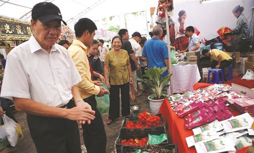 Liên hoan văn hóa, du lịch làng nghề truyền thống Hà Nội năm 2015 đã thu hút đông đảo người dân Hà Nội đến tham quan và mua sắm