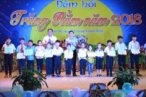 Ban tổ chức trao quà cho các thiếu nhi. Ảnh: Tuấn Anh - TTXVN Ban tổ chức trao quà cho các thiếu nhi. Ảnh: Tuấn Anh - TTXVN