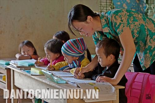 Tập viết chữ. Ảnh: NSNA Trần Cao Bảo Long