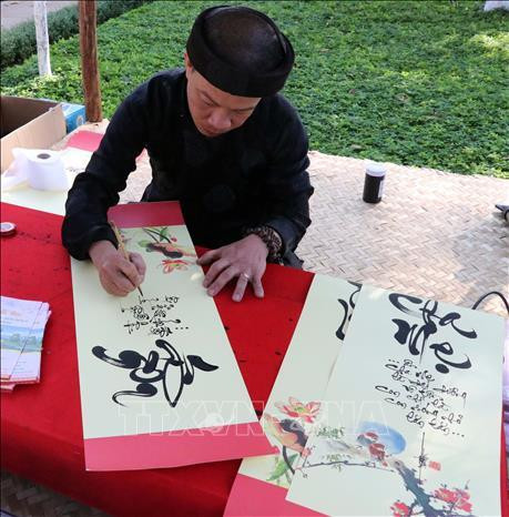 Ông Đồ viết chữ thư pháp tại Lễ hội mùa xuân các dân tộc tỉnh Gia Lai 2019. Ảnh: Hồng Điệp - TTXVN Ông Đồ viết chữ thư pháp tại Lễ hội mùa xuân các dân tộc tỉnh Gia Lai 2019. Ảnh: Hồng Điệp - TTXVN