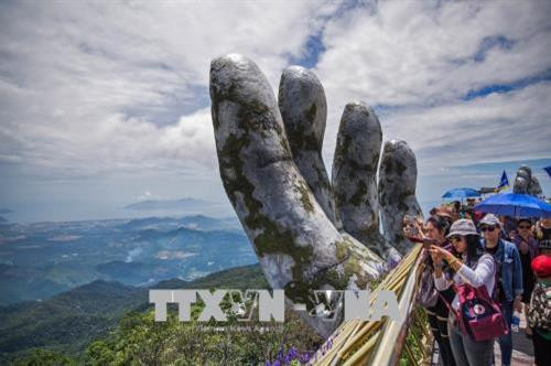 Cầu Vàng nằm giữa trời mây mang lại trải nghiệm thú vị cho những du khách đến tham quan, ngắm cảnh tại đây. Ảnh: Trọng Đạt - TTXVN Cầu Vàng là điểm du lịch mới của Đà Nẵng đã và đang rất nổi tiếng cả trong và ngoài nước. Ảnh: Trọng Đạt - TTXVN Cầu Vàng là điểm du lịch mới của Đà Nẵng đã và đang rất nổi tiếng cả trong và ngoài nước. Ảnh: Trọng Đạt - TTXVN Du khách đi bộ trên cầu như đi trên "dải lụa được nâng giữ bởi đôi tay của thần núi". Ảnh: Trọng Đạt - TTXVN Cầu Vàng nằm ở khu vực vườn Thiên Thai của Sun World Ba Na Hills. Cầu được kết nối với nhà ga Marseille và Bordeaux để đưa khách từ khu vực chân núi hay làng Pháp thăm vườn hoa. Giữa không trung, cây cầu như một "dải lụa" vàng rực rỡ. Ảnh: Trọng Đạt - TTXVN Cầu Vàng nằm giữa trời mây mang lại trải nghiệm thú vị cho những du khách đến tham quan, ngắm cảnh tại đây. Ảnh: Trọng Đạt - TTXVN Cầu Vàng là điểm du lịch mới của Đà Nẵng đã và đang rất nổi tiếng cả trong và ngoài nước. Ảnh: Trọng Đạt - TTXVN Cầu Vàng là điểm du lịch mới của Đà Nẵng đã và đang rất nổi tiếng cả trong và ngoài nước. Ảnh: Trọng Đạt - TTXVN Du khách đi bộ trên cầu như đi trên "dải lụa được nâng giữ bởi đôi tay của thần núi". Ảnh: Trọng Đạt - TTXVN Cầu Vàng nằm ở khu vực vườn Thiên Thai của Sun World Ba Na Hills. Cầu được kết nối với nhà ga Marseille và Bordeaux để đưa khách từ khu vực chân núi hay làng Pháp thăm vườn hoa. Giữa không trung, cây cầu như một "dải lụa" vàng rực rỡ. Ảnh: Trọng Đạt - TTXVN
