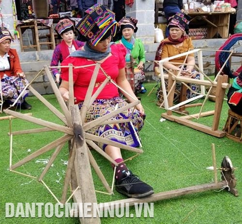 Công đoạn xe sợi. Ảnh: Hoàng Tâm Công đoạn xe sợi. Ảnh: Hoàng Tâm