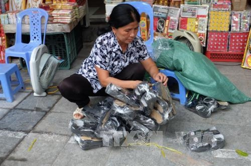 Chuẩn bị vàng mã cho ngày Lễ Vu Lan. Ảnh: Đỗ Phương Anh- TTXVN Chuẩn bị vàng mã cho ngày Lễ Vu Lan. Ảnh: Đỗ Phương Anh- TTXVN