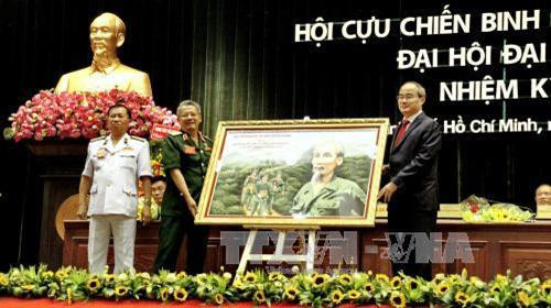 Đồng chí Nguyễn Thiện Nhân, Ủy viên Bộ Chính trị, Bí thư Thành ủy Thành phố Hồ Chí Minh, tặng quà lưu niệm cho đại diện Đoàn chủ tịch Đại hội. Ảnh: Thế Anh-TTXVN Đồng chí Nguyễn Thiện Nhân, Ủy viên Bộ Chính trị, Bí thư Thành ủy Thành phố Hồ Chí Minh, tặng quà lưu niệm cho đại diện Đoàn chủ tịch Đại hội. Ảnh: Thế Anh-TTXVN