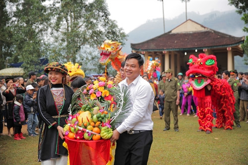 Lễ hội Động Tiên - Chợ quê Hàm Yên là lễ hội truyền thống, được tổ chức vào mùng 9 tháng Giêng âm lịch hàng năm. Ảnh: Phạm Minh Lễ hội Động Tiên - Chợ quê Hàm Yên được tổ chức với quy mô lớn, thu hút đông đảo đồng bào các dân tộc trong tỉnh và du khách đến tham quan, tìm về du xuân. Ảnh: Nam Phong Chợ quê Hàm Yên là nơi giới thiệu và bày bán những sản phẩm truyền thống của địa phương. Ảnh: Nam Phong Tại lễ hội Động Tiên và Chợ quê Hàm Yên còn diễn ra các trò chơi dân gian như: chọi dê, chọi gà, leo cột mỡ, bịt mắt bắt vịt, thi trâu khỏe, trâu đẹp, trâu nhanh... Ảnh: Nam Phong Lễ hội Động Tiên và Chợ quê Hàm Yên đã góp phần bảo tồn, giữ gìn bản sắc văn hóa truyền thống và là nơi gặp gỡ của bà con các dân tộc trên địa bàn tỉnh Tuyên Quang vào mỗi dịp đầu xuân. Ảnh: Phạm Minh Lễ hội Động Tiên - Chợ quê Hàm Yên là lễ hội truyền thống, được tổ chức vào mùng 9 tháng Giêng âm lịch hàng năm. Ảnh: Phạm Minh Lễ hội Động Tiên - Chợ quê Hàm Yên được tổ chức với quy mô lớn, thu hút đông đảo đồng bào các dân tộc trong tỉnh và du khách đến tham quan, tìm về du xuân. Ảnh: Nam Phong Chợ quê Hàm Yên là nơi giới thiệu và bày bán những sản phẩm truyền thống của địa phương. Ảnh: Nam Phong Tại lễ hội Động Tiên và Chợ quê Hàm Yên còn diễn ra các trò chơi dân gian như: chọi dê, chọi gà, leo cột mỡ, bịt mắt bắt vịt, thi trâu khỏe, trâu đẹp, trâu nhanh... Ảnh: Nam Phong Lễ hội Động Tiên và Chợ quê Hàm Yên đã góp phần bảo tồn, giữ gìn bản sắc văn hóa truyền thống và là nơi gặp gỡ của bà con các dân tộc trên địa bàn tỉnh Tuyên Quang vào mỗi dịp đầu xuân. Ảnh: Phạm Minh
