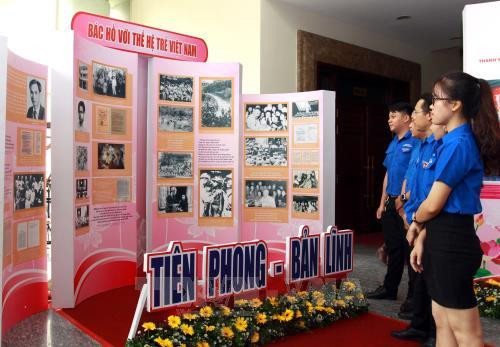 Triển lãm ảnh tại Lễ tuyên dương Thanh niên tiên tiến làm theo lời Bác toàn quốc lần thứ V - năm 2018. Ảnh: Thanh Vũ-TTXVN Triển lãm ảnh tại Lễ tuyên dương Thanh niên tiên tiến làm theo lời Bác toàn quốc lần thứ V - năm 2018. Ảnh: Thanh Vũ-TTXVN